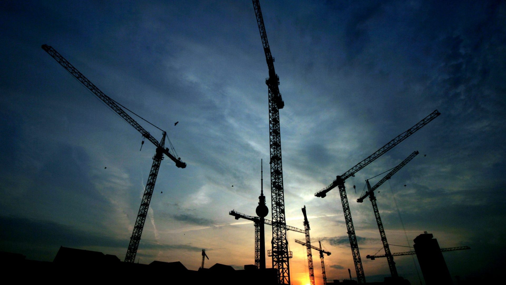 Berlin_Alexanderplatz_construction_cranes